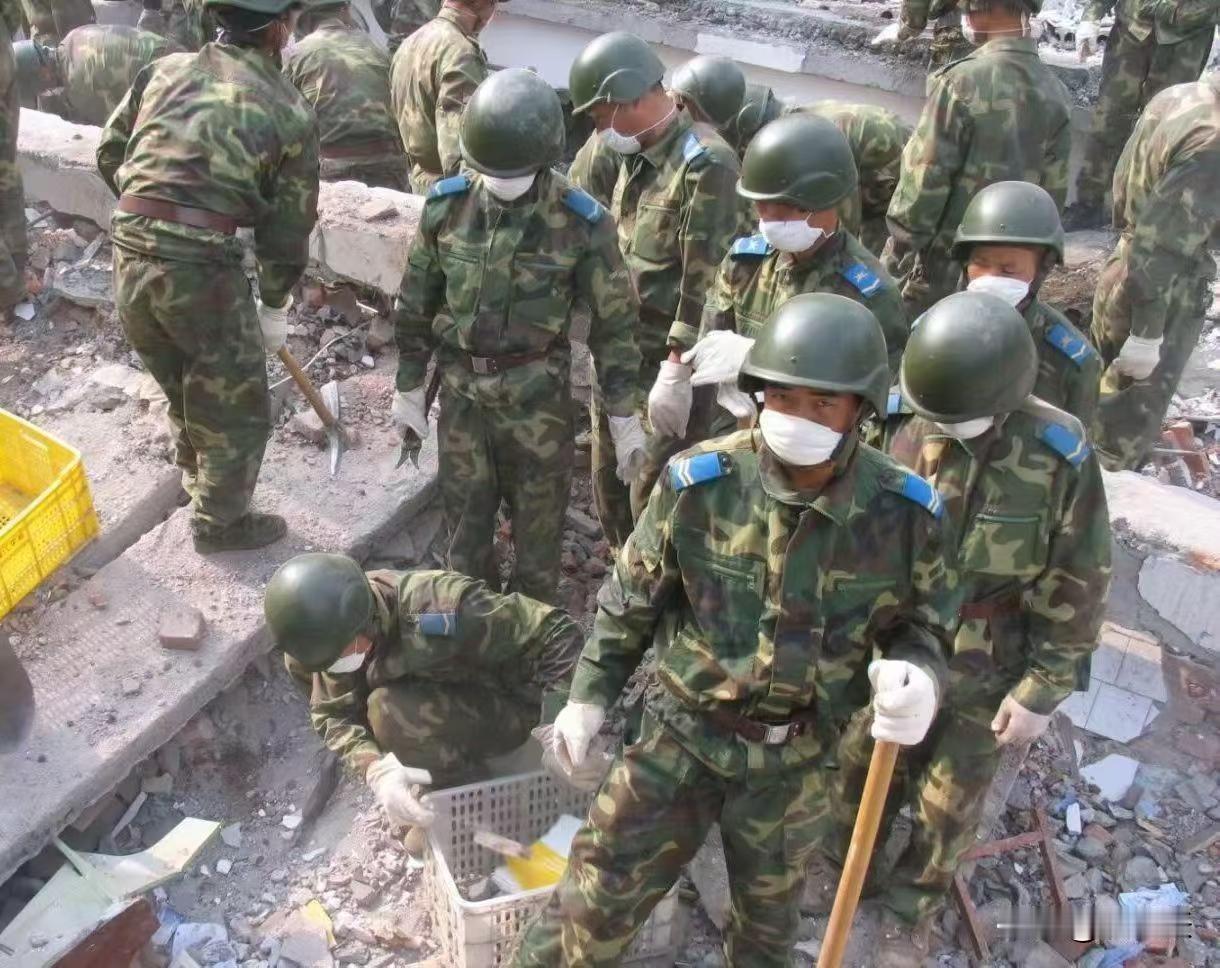 老照片的今天：2008年汶川8.0级大地震，在灾区抗震救灾的解放军和武警官兵。