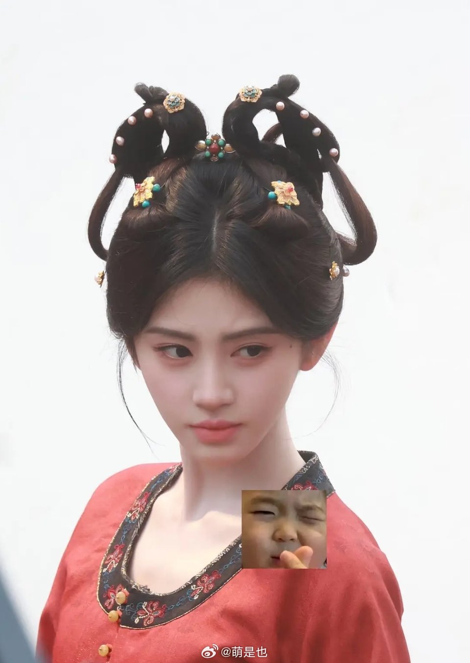 同一个代拍的图，杨超越和鞠婧祎是不是代表了演员脸和爱豆脸的区别 