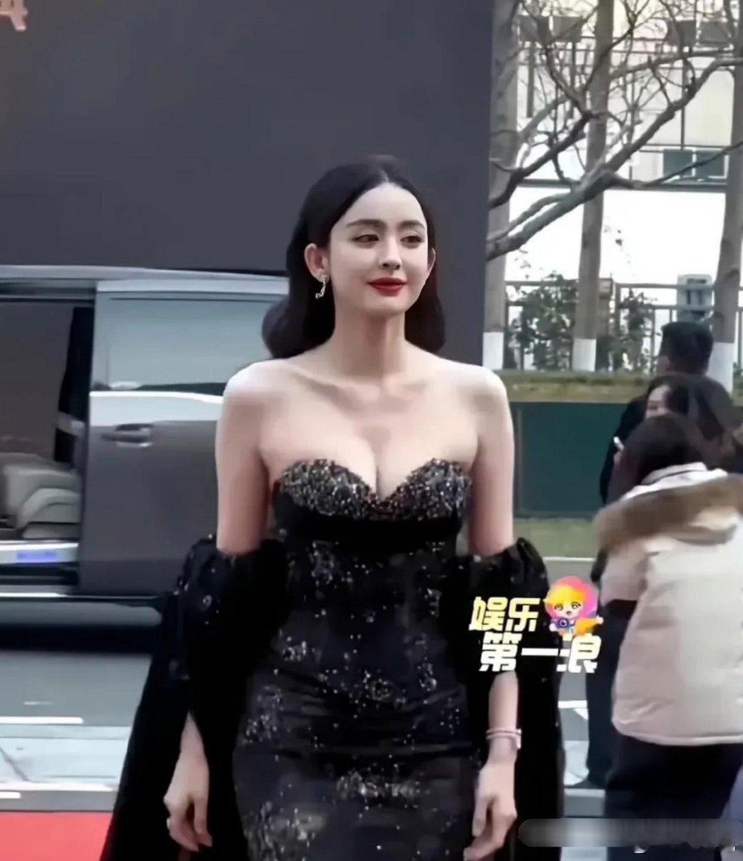 去年的娜扎和今年的娜扎，瘦差不多就得了呗[裂开]减肥也会上瘾吗？ ​​​