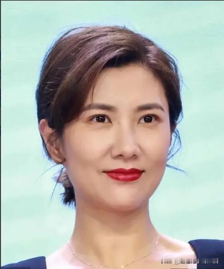 40多岁了，竟然还这么漂亮，而且还是纯天然的美，皮肤光滑细腻，清丽的面容,让人看