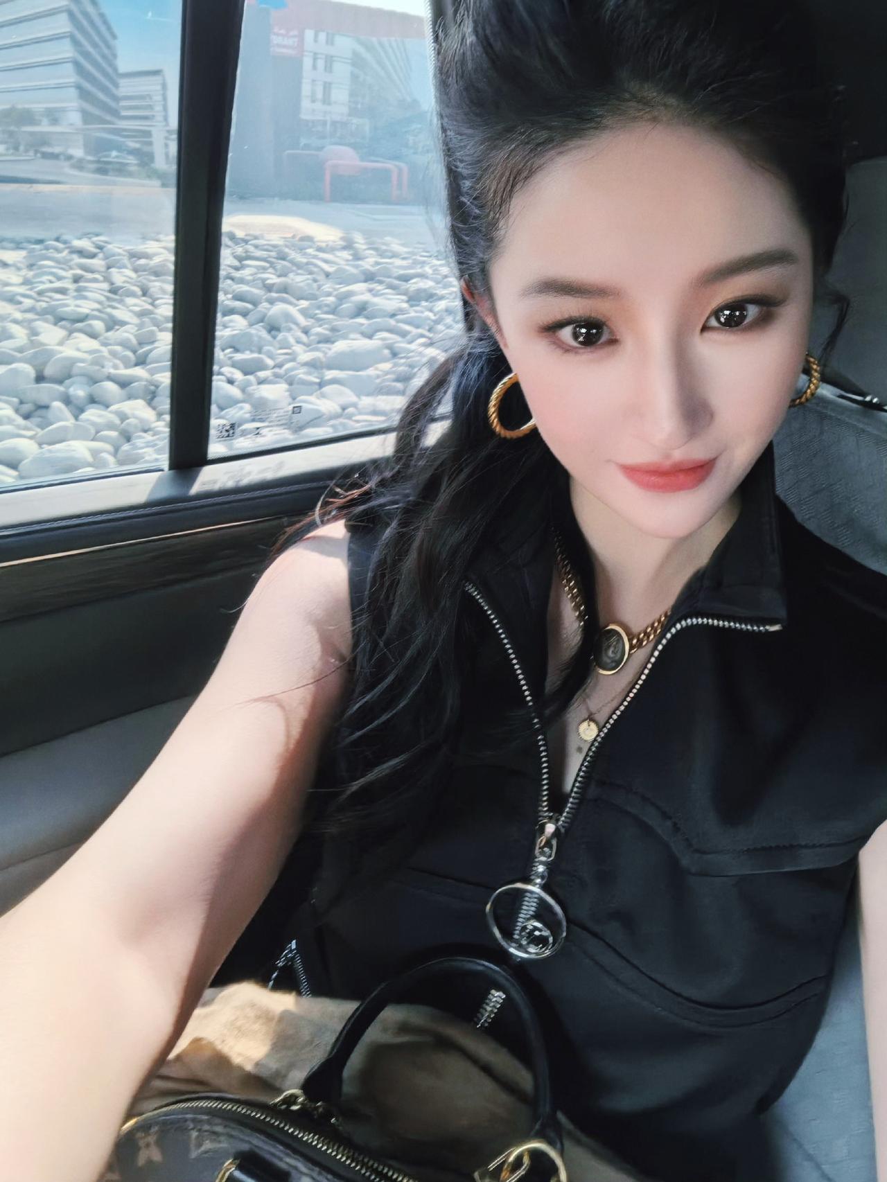 @刘亦菲 F1阿布扎比大奖赛收官战[比心]