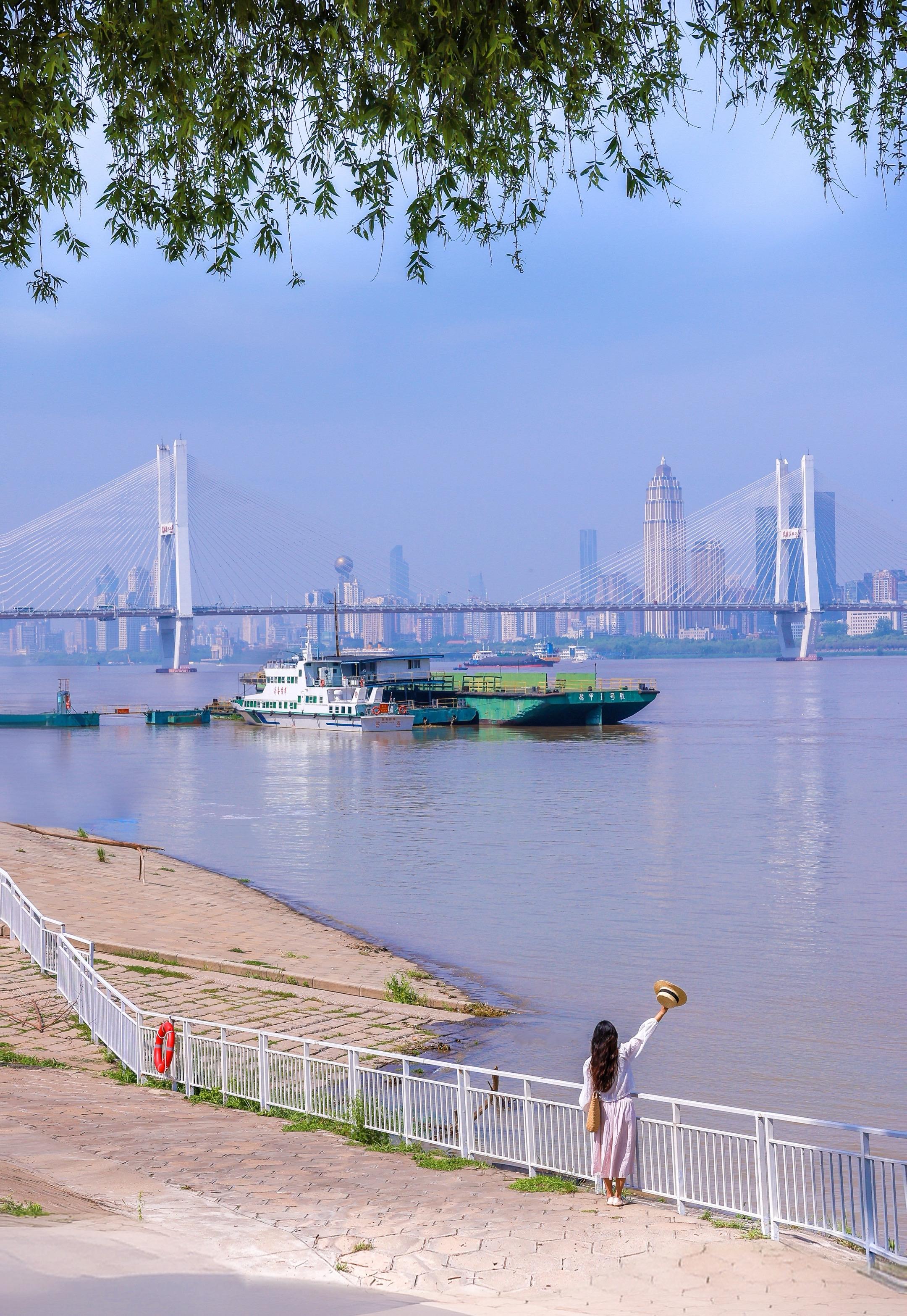 地铁直达🚇武汉也有自己的免费“看海”公。在武汉市区想要找个地方躺平 ...