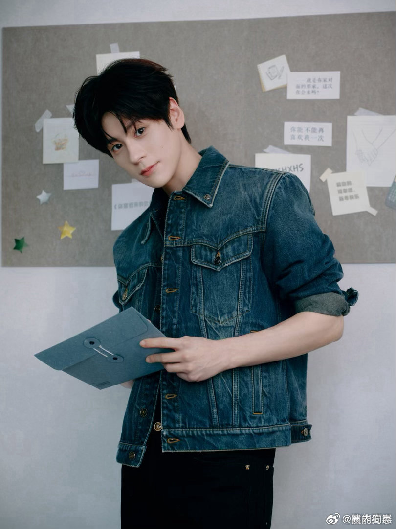 我也是和魏哲鸣碰上拳比上心了 今天的天下第一好是魏哲鸣！追剧团和哥哥碰拳比心，人