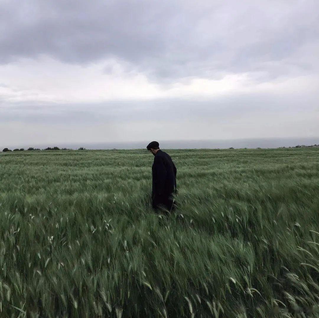 人来到世界上，没钱并不可怕，怕的是一直要等人来救济；孤单并不可怕，怕的是一直孤单