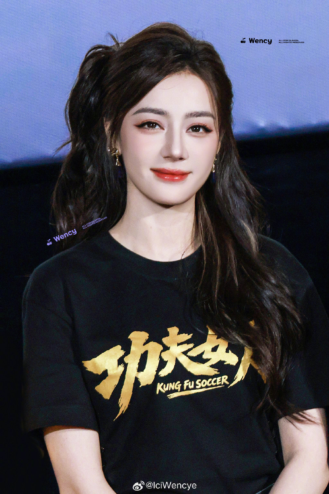 迪丽热巴弯着腰鞠躬低头笑 迪丽热巴鞠躬低头笑 被热巴温柔举止打动，躬身含笑鞠躬、