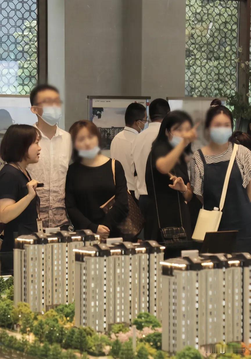 一位房地产领域的博主，发文解释房子的产权，建议70年产权提升到90年，因为产权一