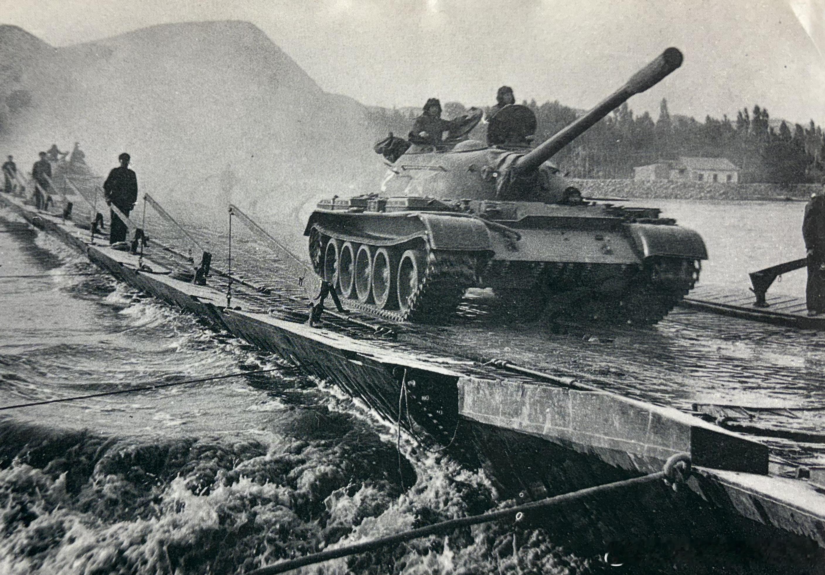 1979年10月工程兵定型委员会在甘肃靖远黄河上，对79式带式舟桥进行浮桥性能考