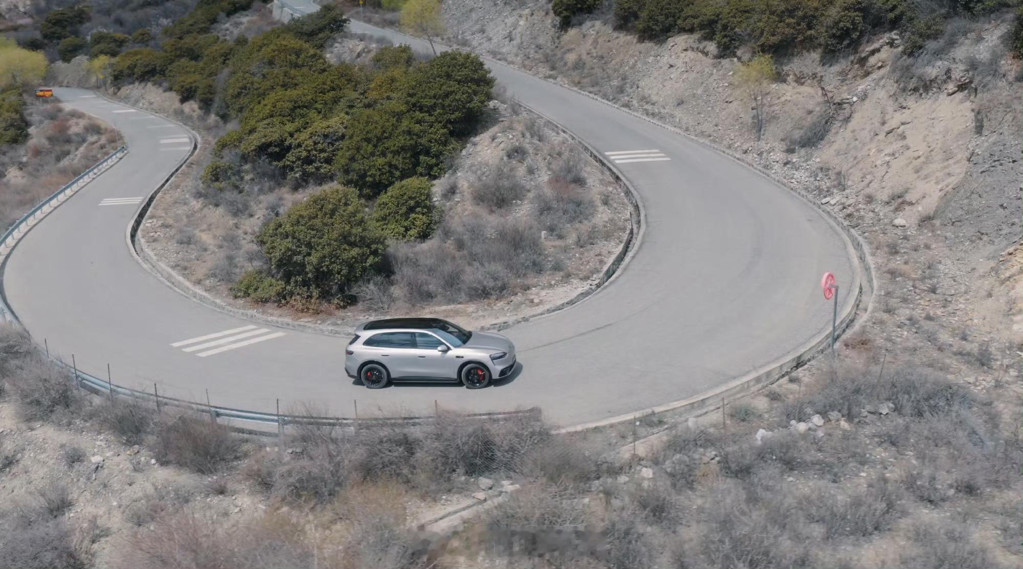 问界M6动态评测首发问界M6动态实测来了！鸿蒙智行春季重磅SUV，轿跑溜背超吸睛