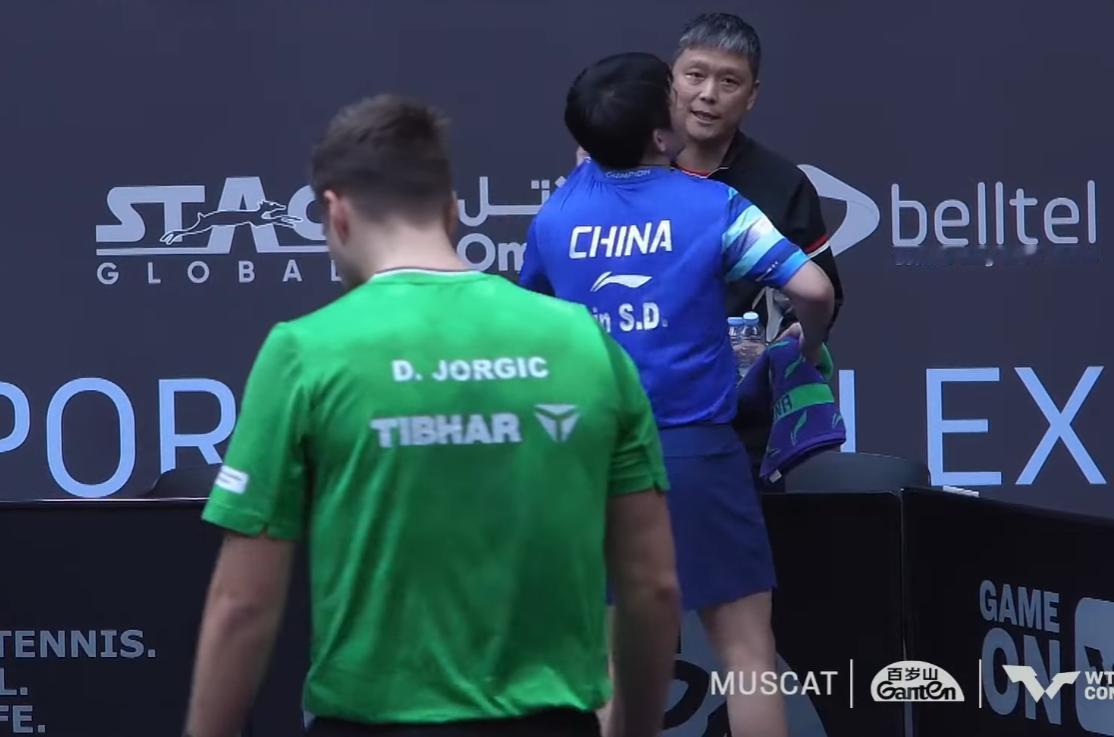 怪不得达科11:4输球，
也不叫暂停，
原来达科没有教练，

每次志强指导石头，