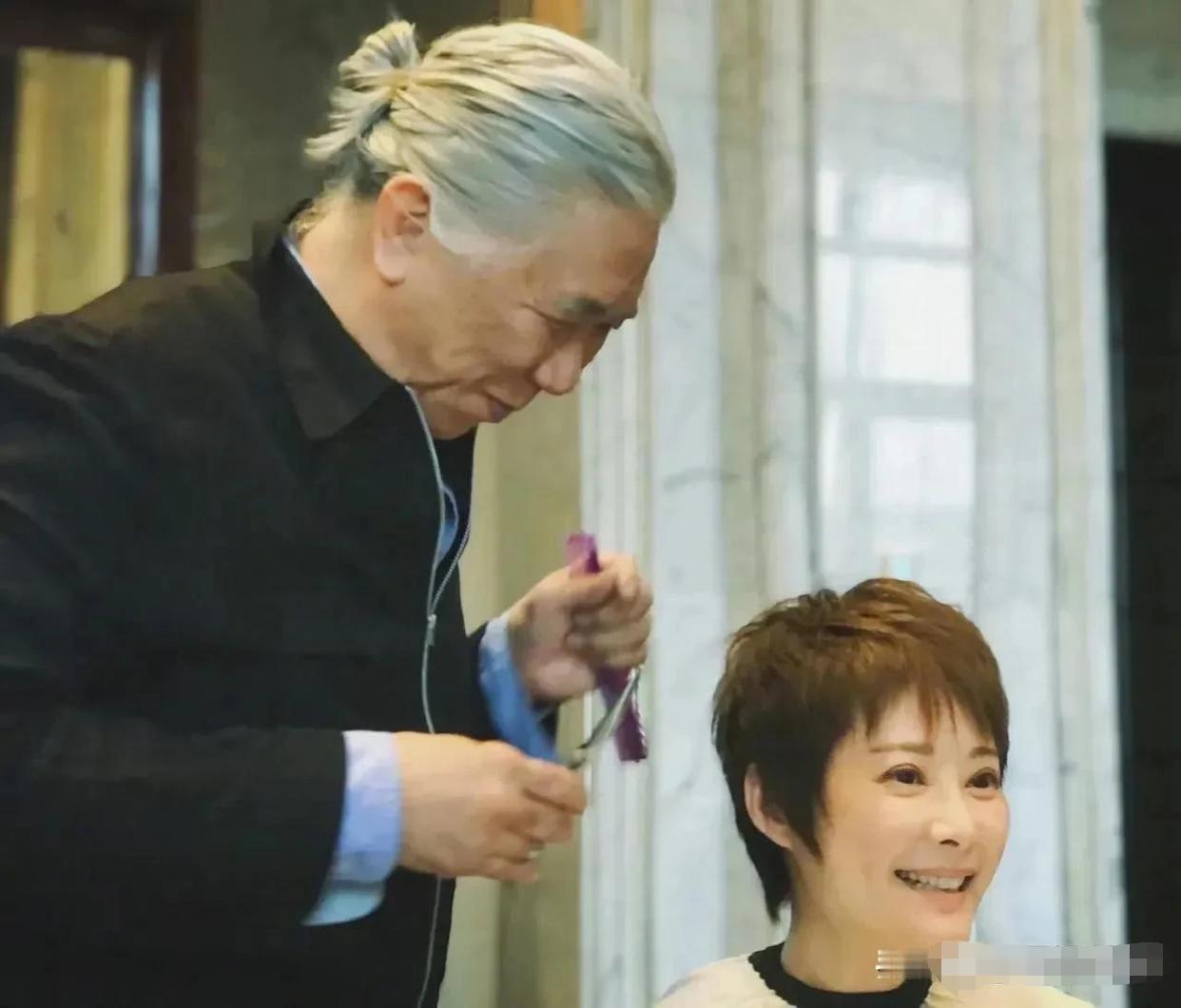 穷限制了我的想象力！
袁立新剪了鬓角刘海，这次造型的花费接近2万元。据悉，为她操