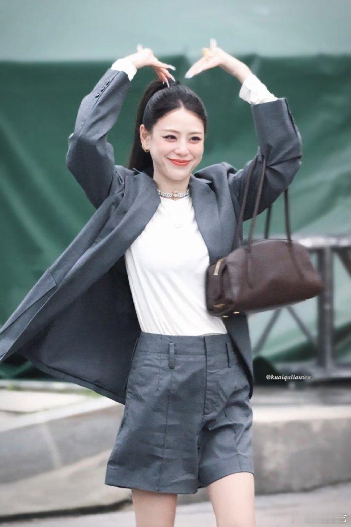 江语晨肘击粉丝江语晨舞台又美又飒，私下却是小迷糊，反差感太绝了。江语晨把收信听成