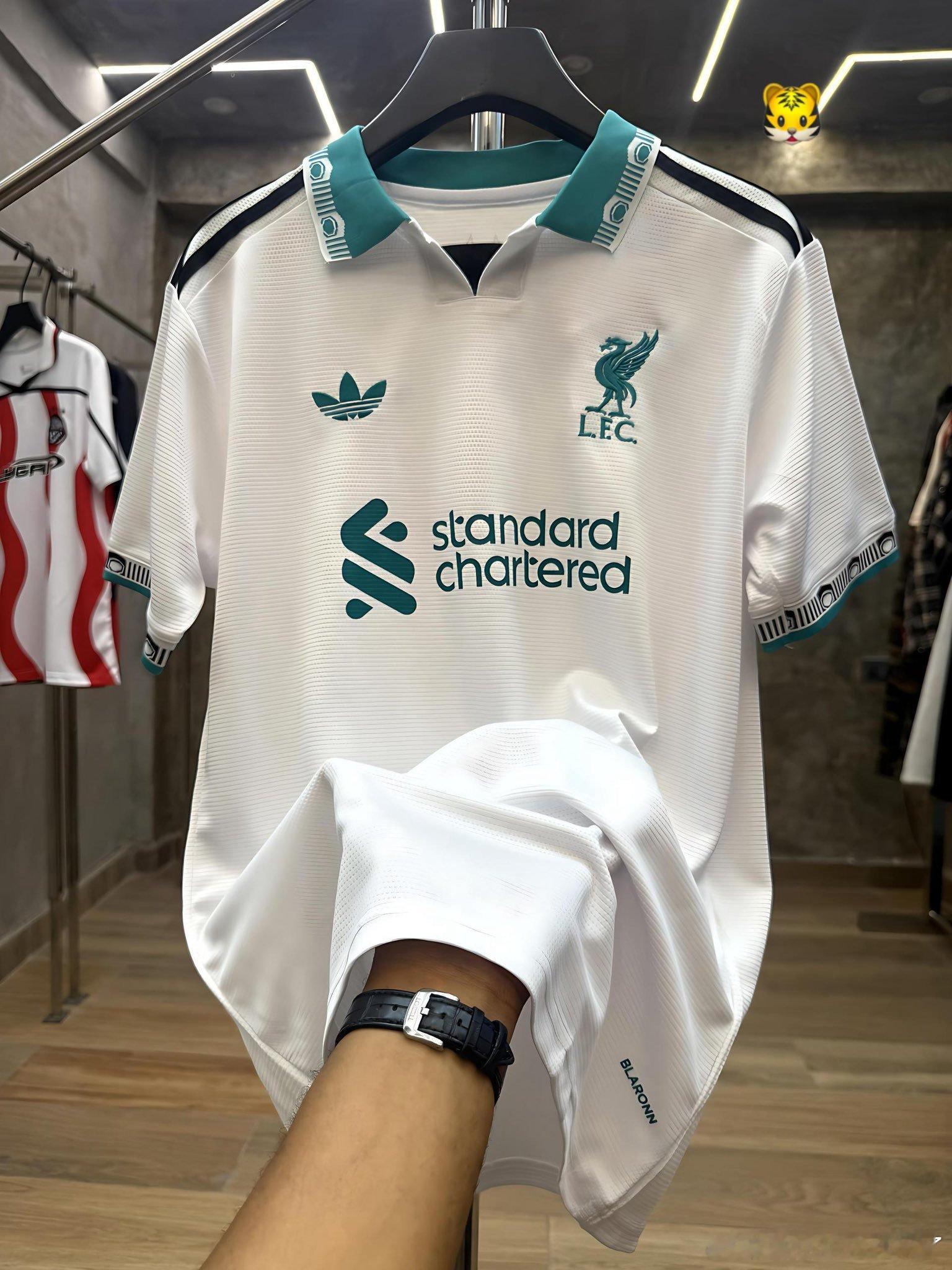 利物浦球迷设计的复古版本球衣 