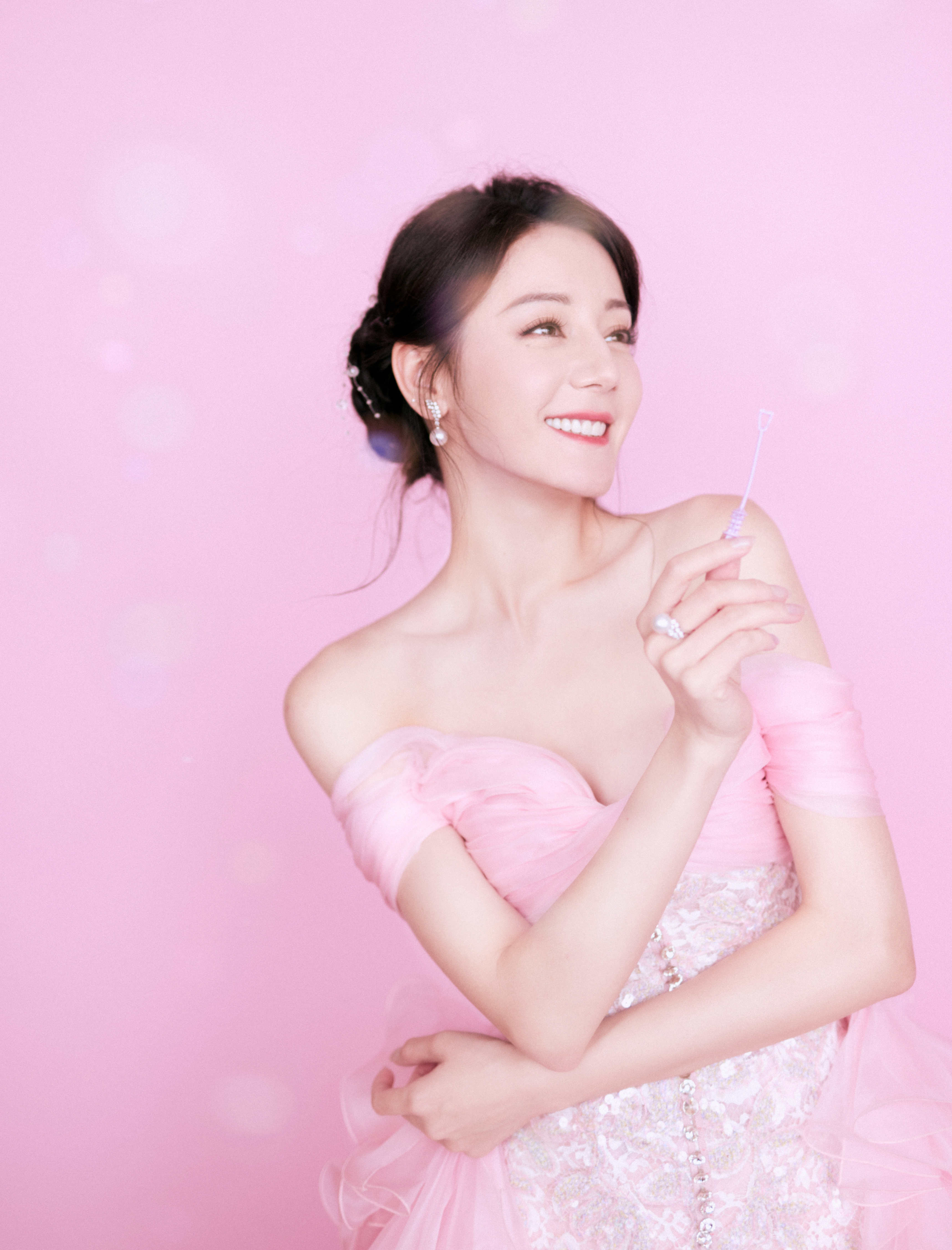 迪丽热巴   浅影低诉朦胧悸动，彩色泡泡的细腻勾勒更多诗情画意，着一袭亮片银色礼