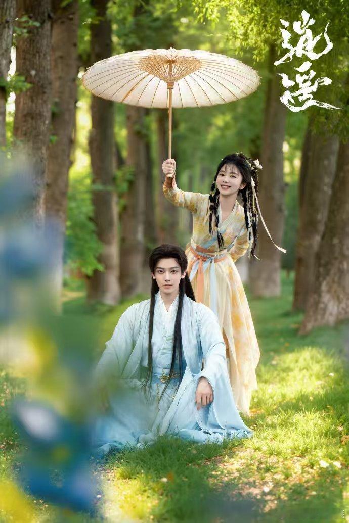 逍遥剧外比剧里更会 我被逍遥售后狠狠拿捏！谭松韵侯明昊这氛围感，肖瑶在红烨身后玩