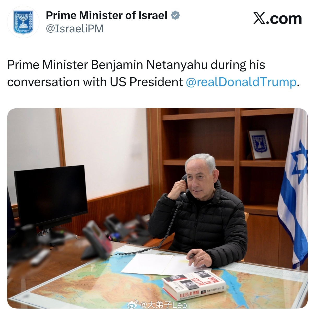 内塔尼亚胡跟特朗普通话桌上放了一本书《盟军之战》，副标题为《击败希特勒的政治》以