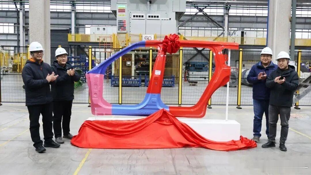 吉利汽车与首钢共同研发的【锌基热成型钢拼焊侧围】所谓【锌基】，就是锌基涂层，对应