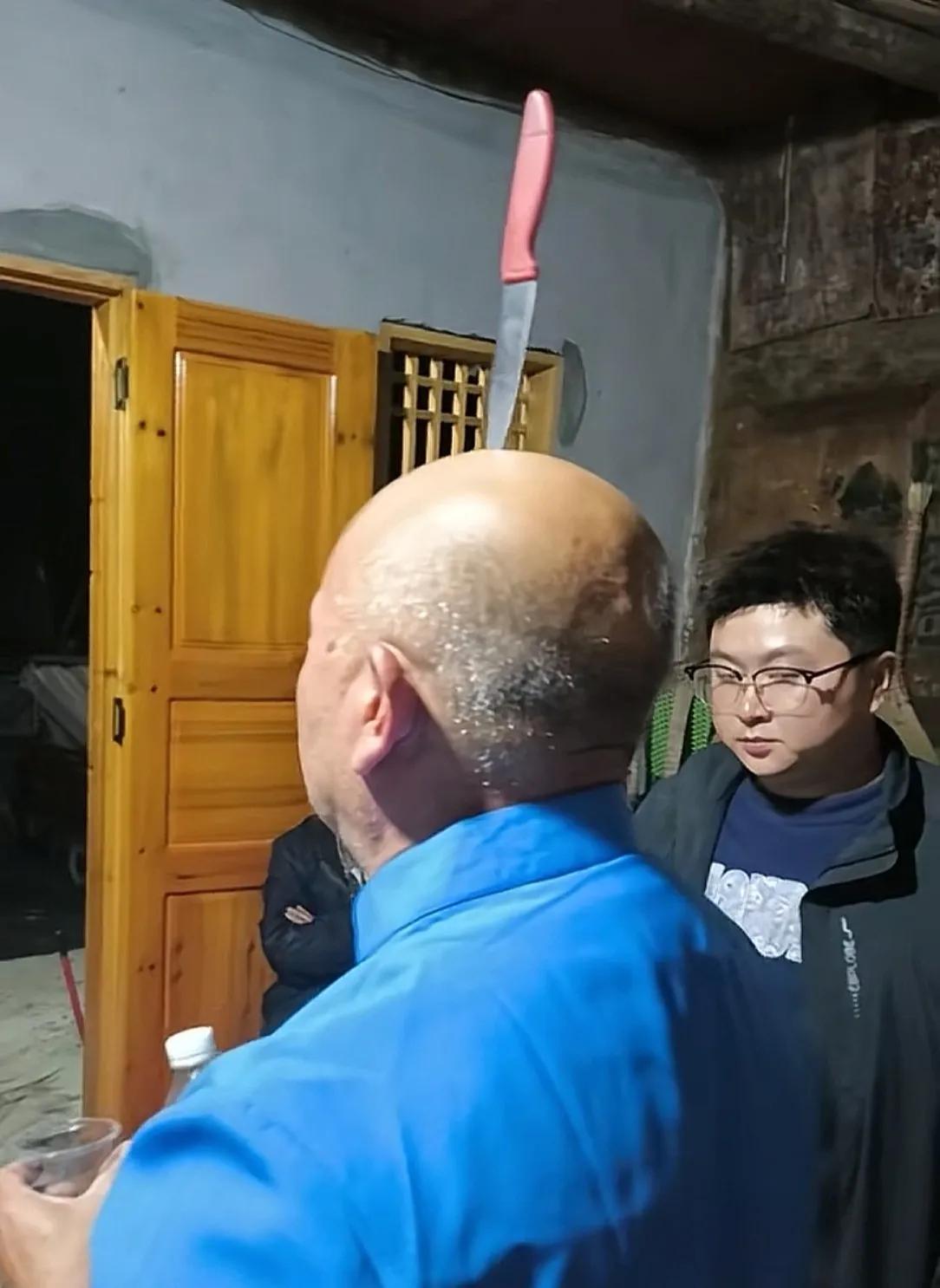 大伙看仔细，这可不是闹着玩的！
这是傩戏绝技开红山，属于非遗傩技。尖刀立于头顶，