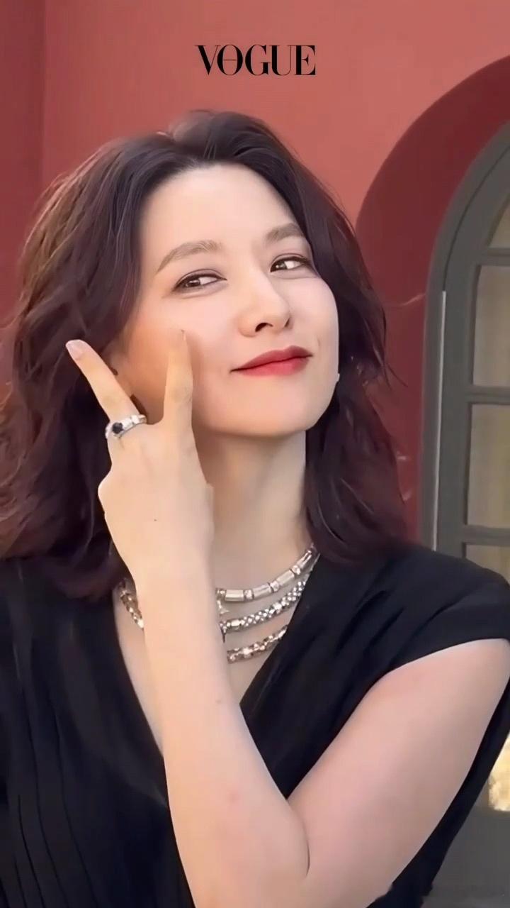 #李英爱法国活动近照##李英爱法国活动生图# 李英爱法国活动近照，53岁的她化身