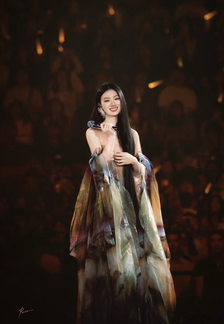 单依纯真的有美的在舞台上闪闪发光啊。 
