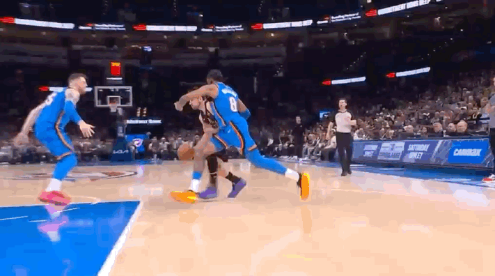 湖人本来就大比分落后，这下更是雪上加霜，东契奇在一次进攻中，在基本上没有对抗的情