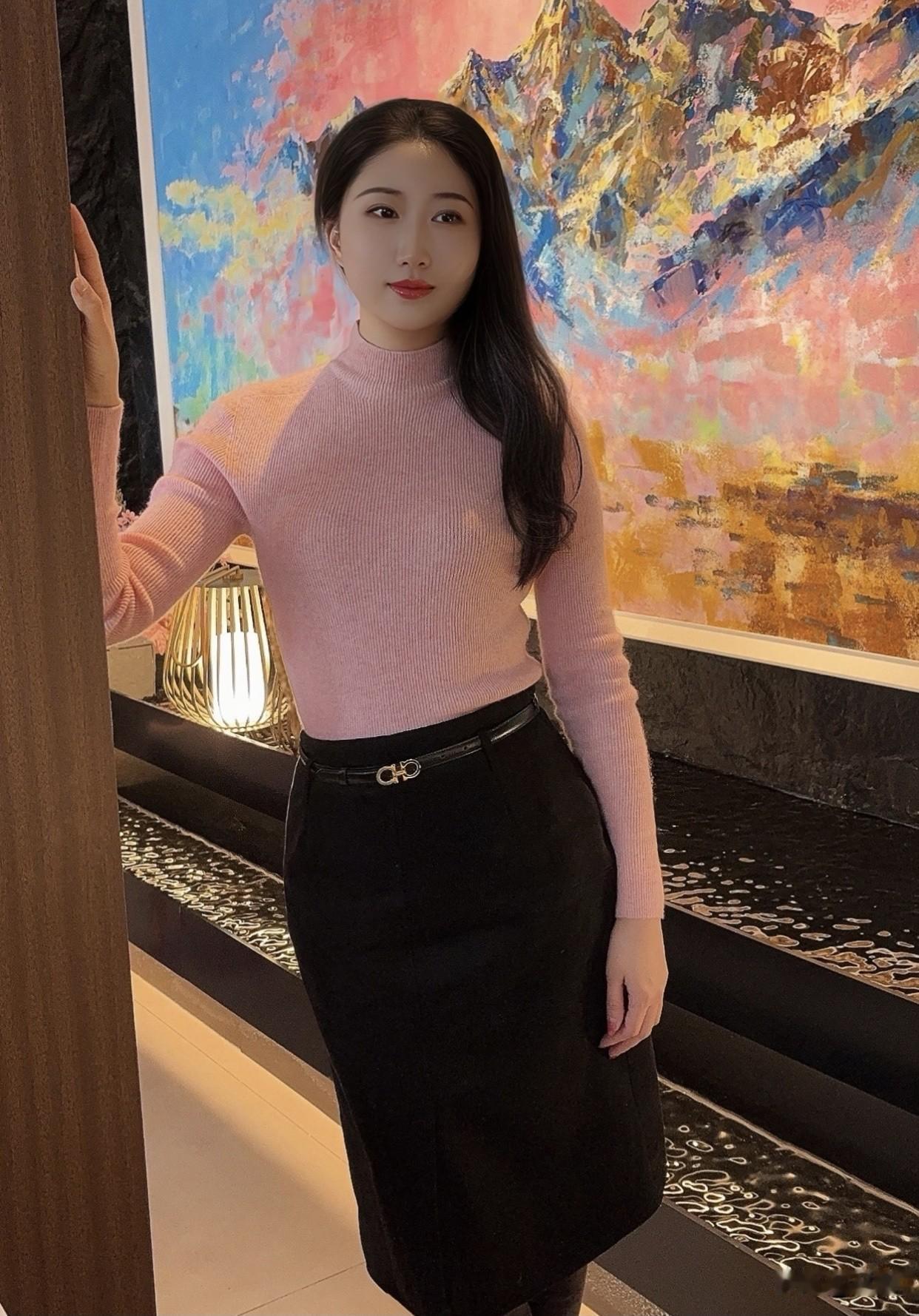 怎么穿搭会让人比较显温柔优雅气质穿搭，粉色毛衣搭配黑色长裙，艺术画作背景，尽显时