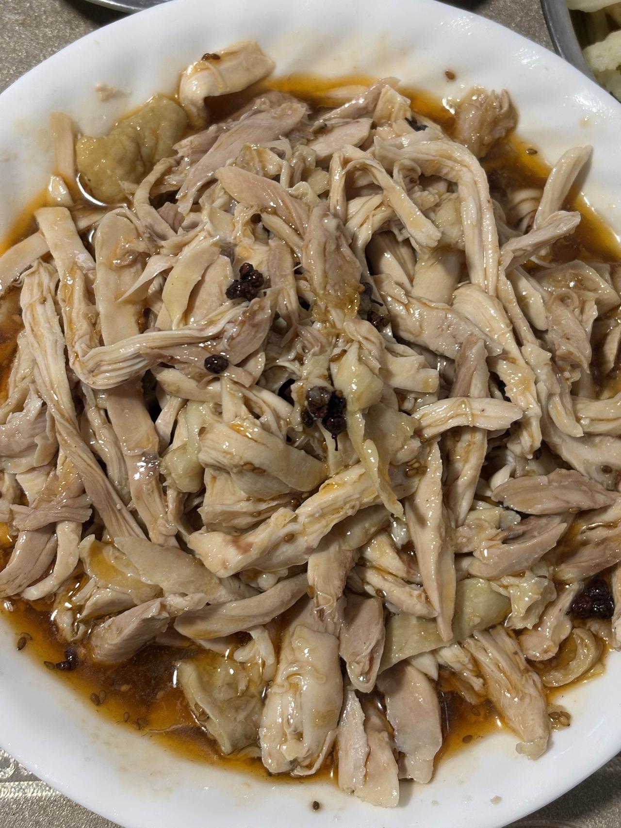 做法：把鸡腿洗干净，放到锅中煮开，然后捞出，放凉拆散。

锅里倒油，放入花椒，干