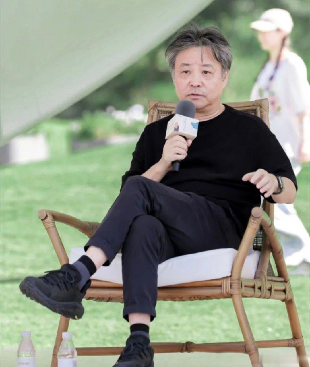 余华老辈子上网主打一个实诚网友扎堆留言求祝福、催新作，余华老师真诚回应，风趣可爱
