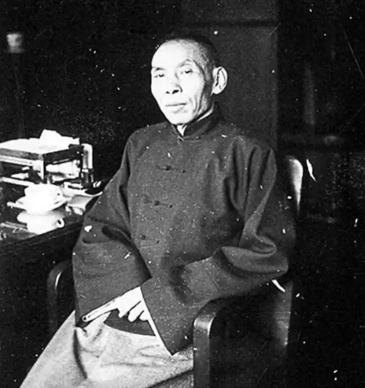 1939 年，杜月笙在香港吃饭，3 个地痞流氓挑衅闹事，被保镖打跑，保镖捡起地上