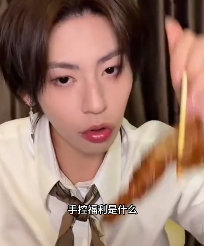 小鬼出道八周年直播八年时光匆匆，小鬼依旧在音乐路上发光！重情重义、团魂刻在骨子里