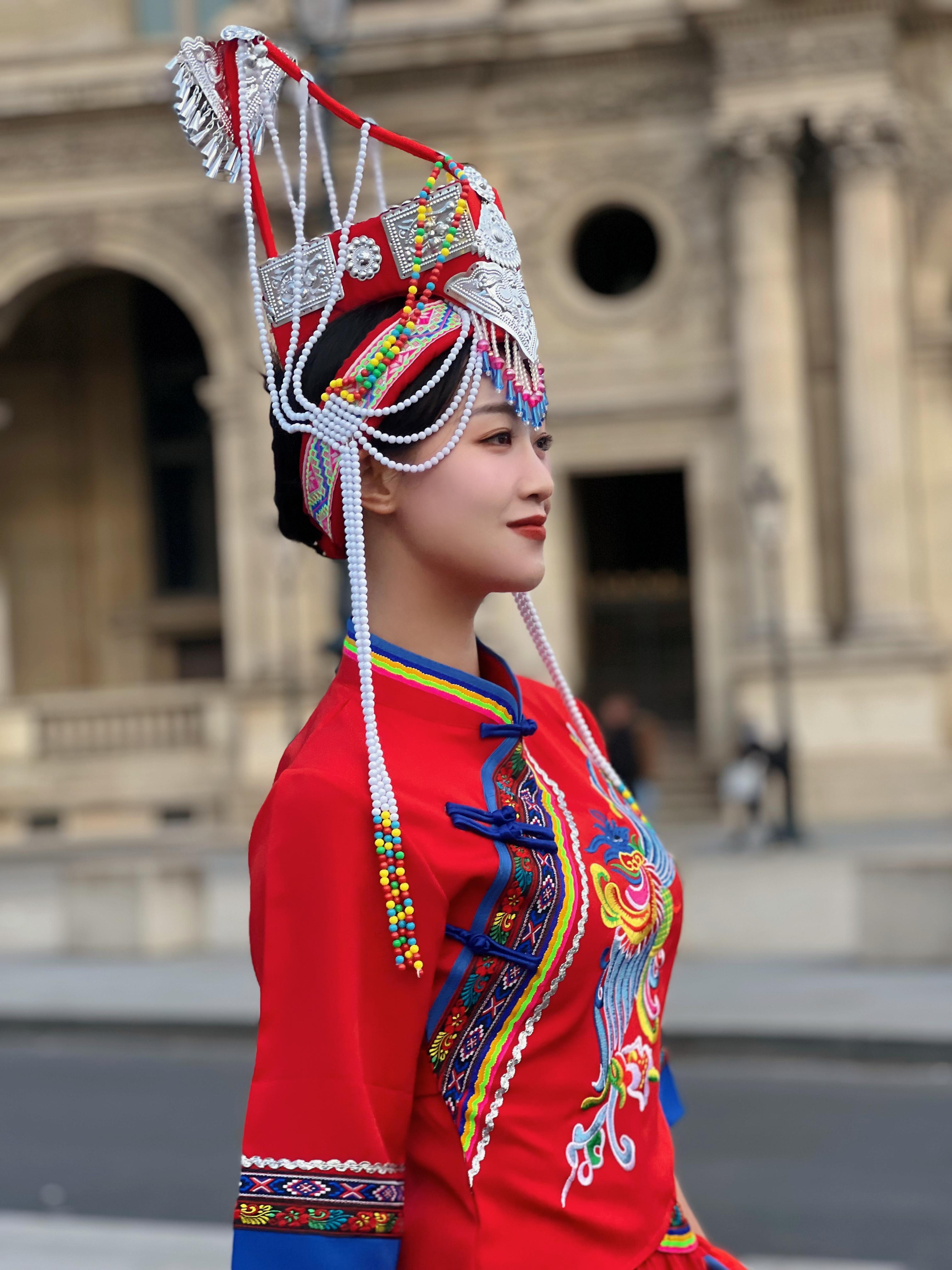 #蓝盈莹[超话]#  蓝盈莹穿畲族服饰逛卢浮宫了，果然民族的才是世界的，太美了[
