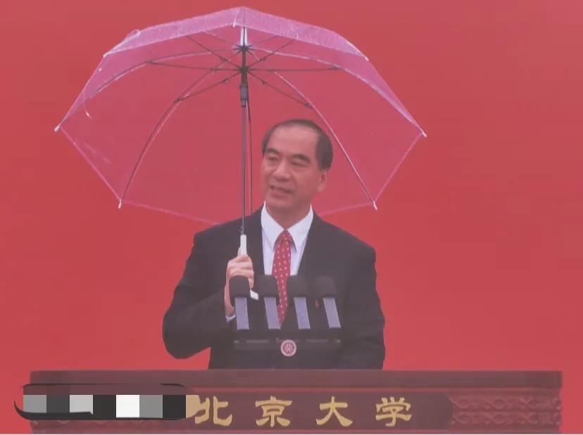 在雨中自己打伞的北大校长
#北京大学 #要开学了 #开学典礼
北大校长真的太可爱