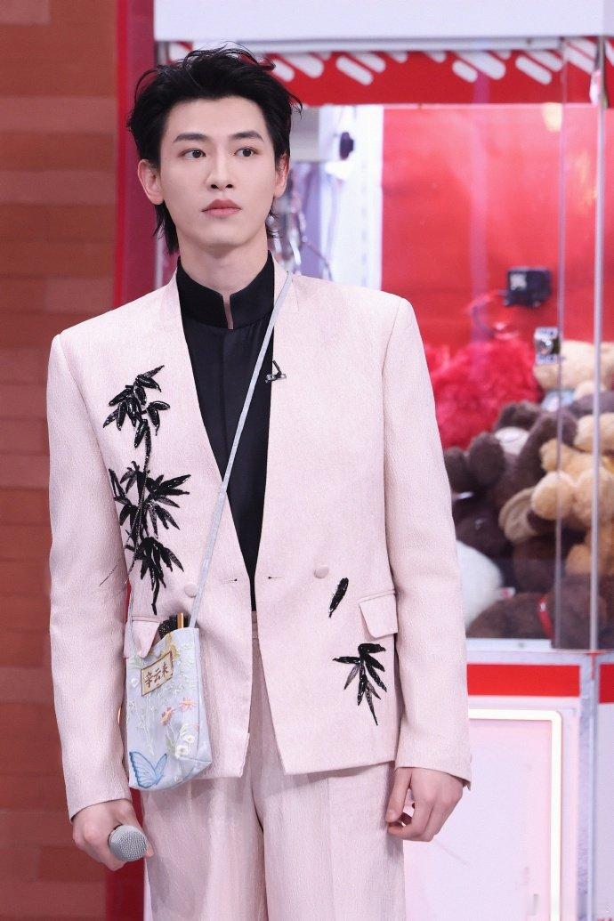 辛云来好强的人机味 你好星期六 别人浪漫表白氛围感拉满，辛云来演绎画风突变，呆萌