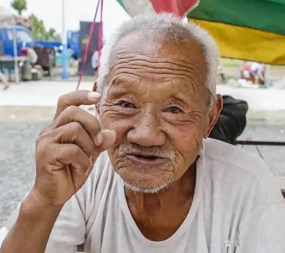 94岁的她，人生长河悠悠淌过，却从未见过父亲模样。当那张泛黄老照片递到眼前，岁月