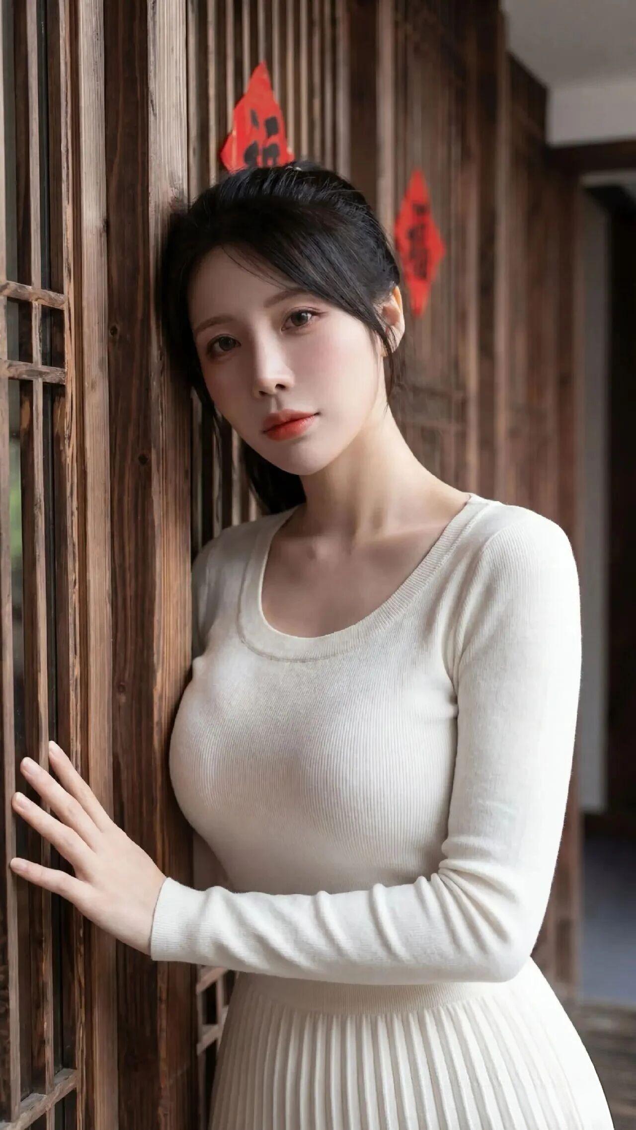 新中式温婉氛围感美女🍃
她梳着简约干净的低马尾，眉眼精致柔和，五官清丽耐看，皮