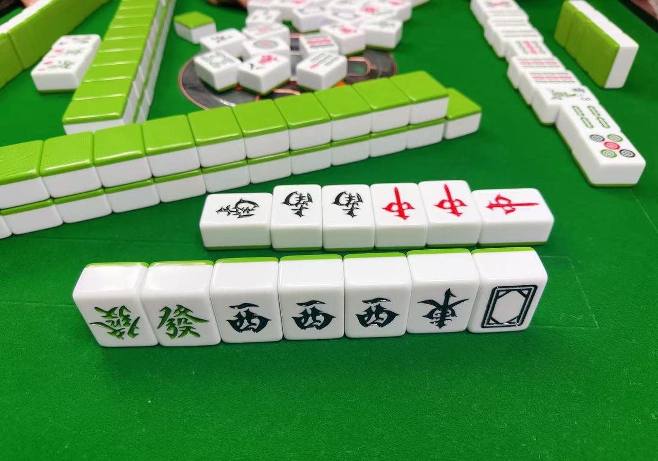 这副牌，差一点就胡了

指尖捏着最后一张白板，指节都捏得发白。眼睛扫过面前的牌：