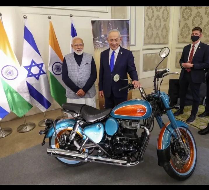 大多小男孩爱玩具车辆枪支，如今的内塔尼亚胡爱真车真枪。大概男人天性就爱车爱枪吧，