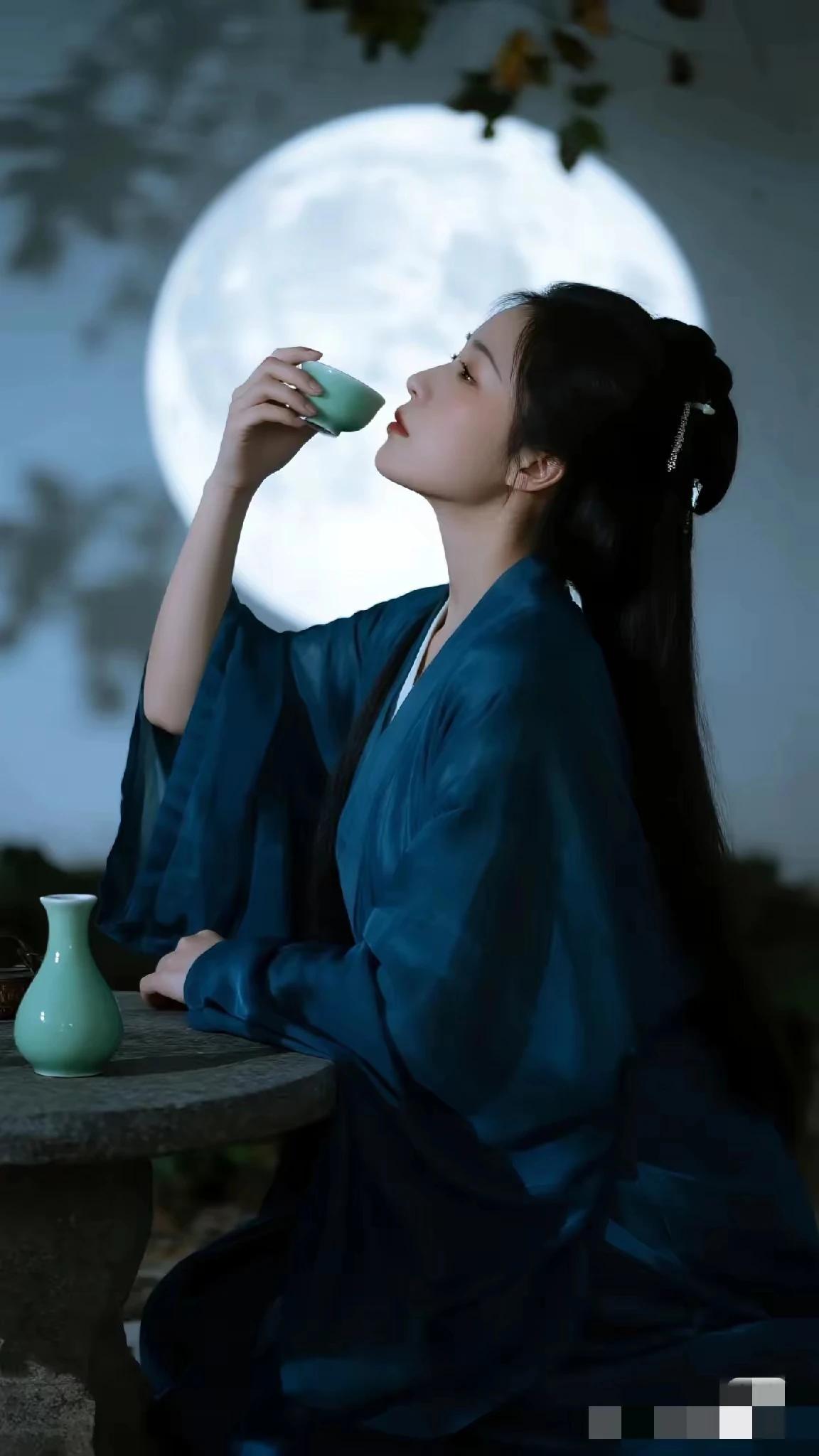 上联：闲斟月色三分淡，
下联：漫品繁星一片蓝。此对句意境清雅，与上联的闲适氛围相