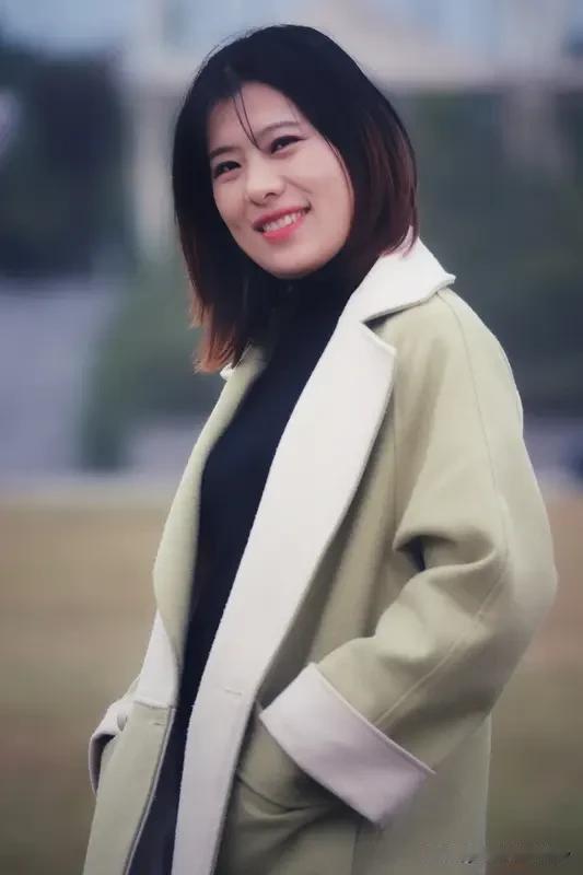 现代女性的焦虑太常见了。在职场，她们得和男性拼业绩，30 岁没晋升就开始慌，担心