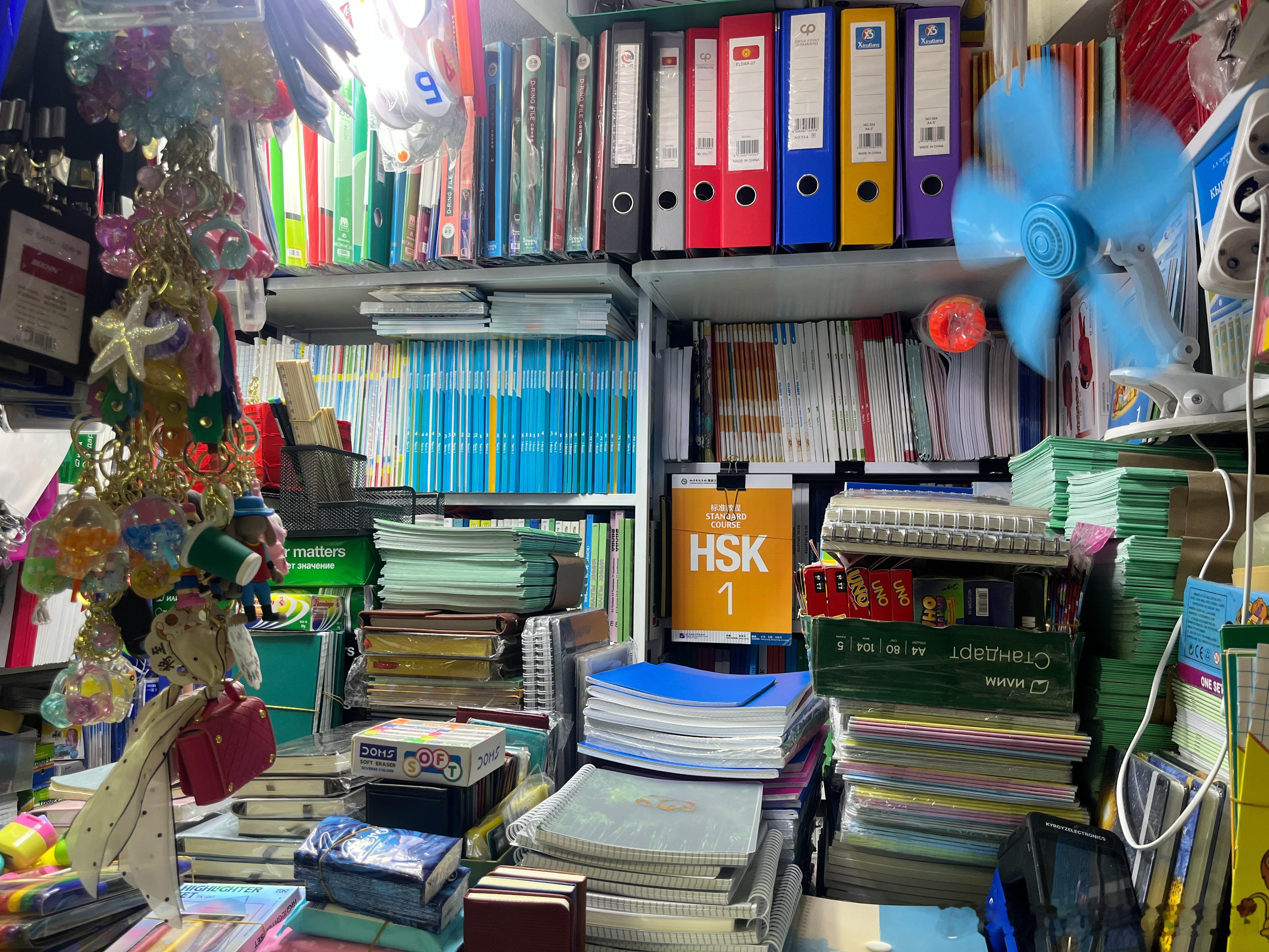 吉尔吉斯斯坦街头能看到很多中国元素：蜜雪冰城店里有很多当地人喝珍珠奶茶，街上跑着