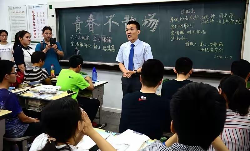 为什么越来越多的年轻老师，死活不愿当班主任？这笔账一算就明白了！

前两天开会，