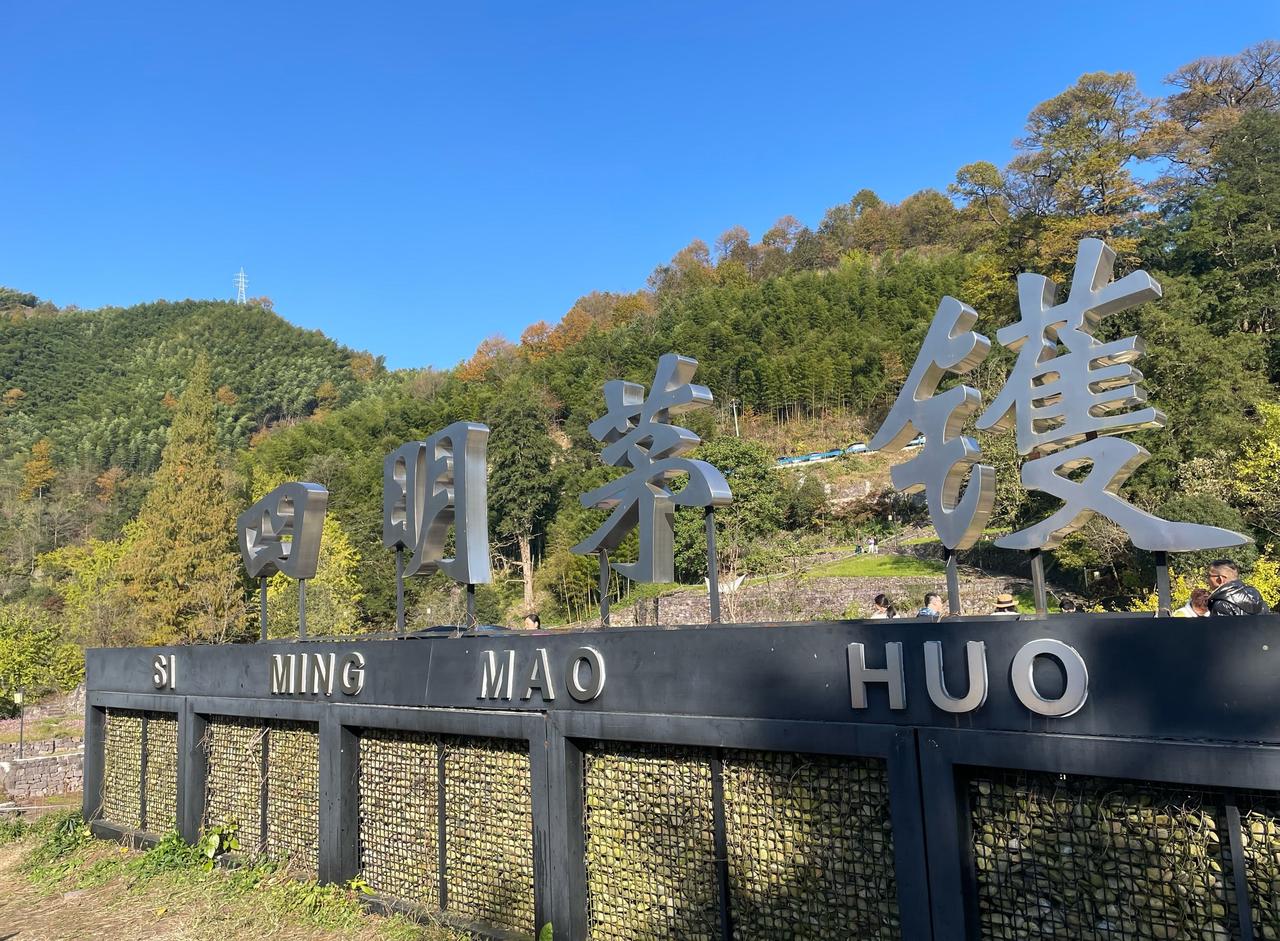 蓝天白云出去放松一下，平时工作太累了，这是放假好时间
如果能秋天来会更好，到时候