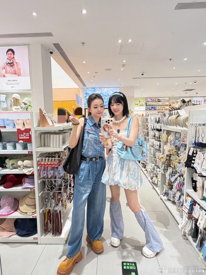 黄灿灿罗予彤闺蜜穿搭模版来了下次闺蜜穿搭照抄黄灿灿罗予彤 下次闺蜜穿搭照抄黄灿灿