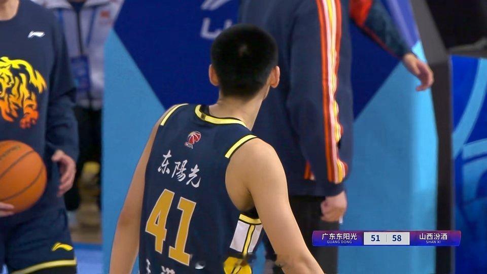 凭借着王洪泽命中“背锅球”，半场结束，广东51-58暂时落后山西。今晚也算是王洪