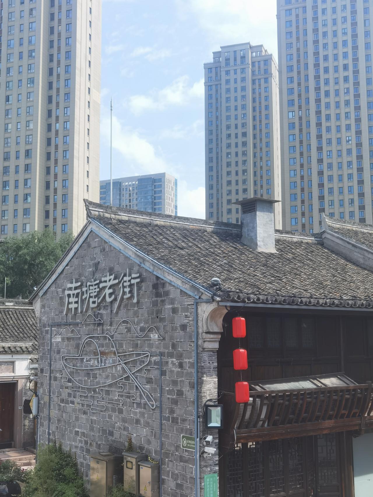宁波南塘老街也冷清了，比仓桥直街差太多了。南塘老街