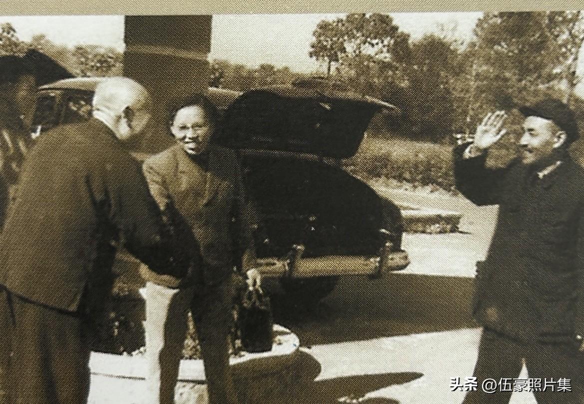 1960年12月，郑位三（右）到机场迎接董必武同志。董必武与郑位三同为湖北红安人