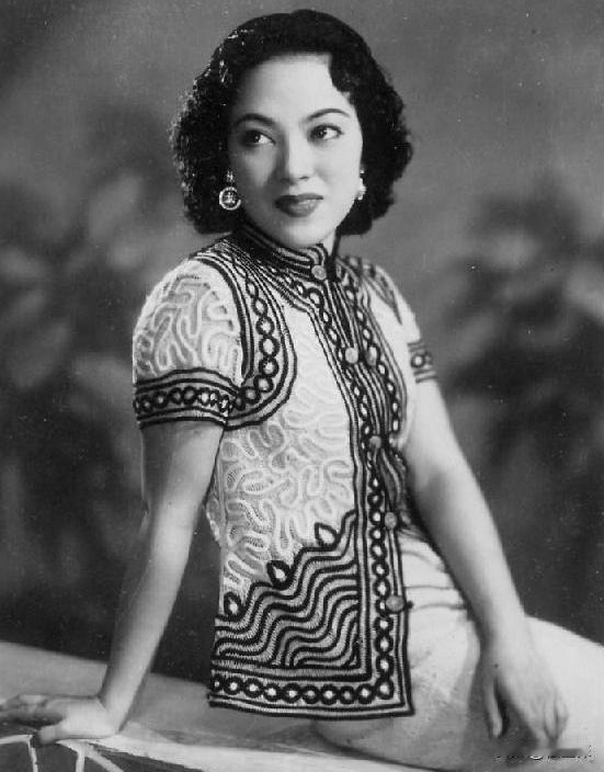 1945年，女汉奸李香兰将被执行枪决，谁料，临刑前她突然解开胸口扣子，从胸前掏出