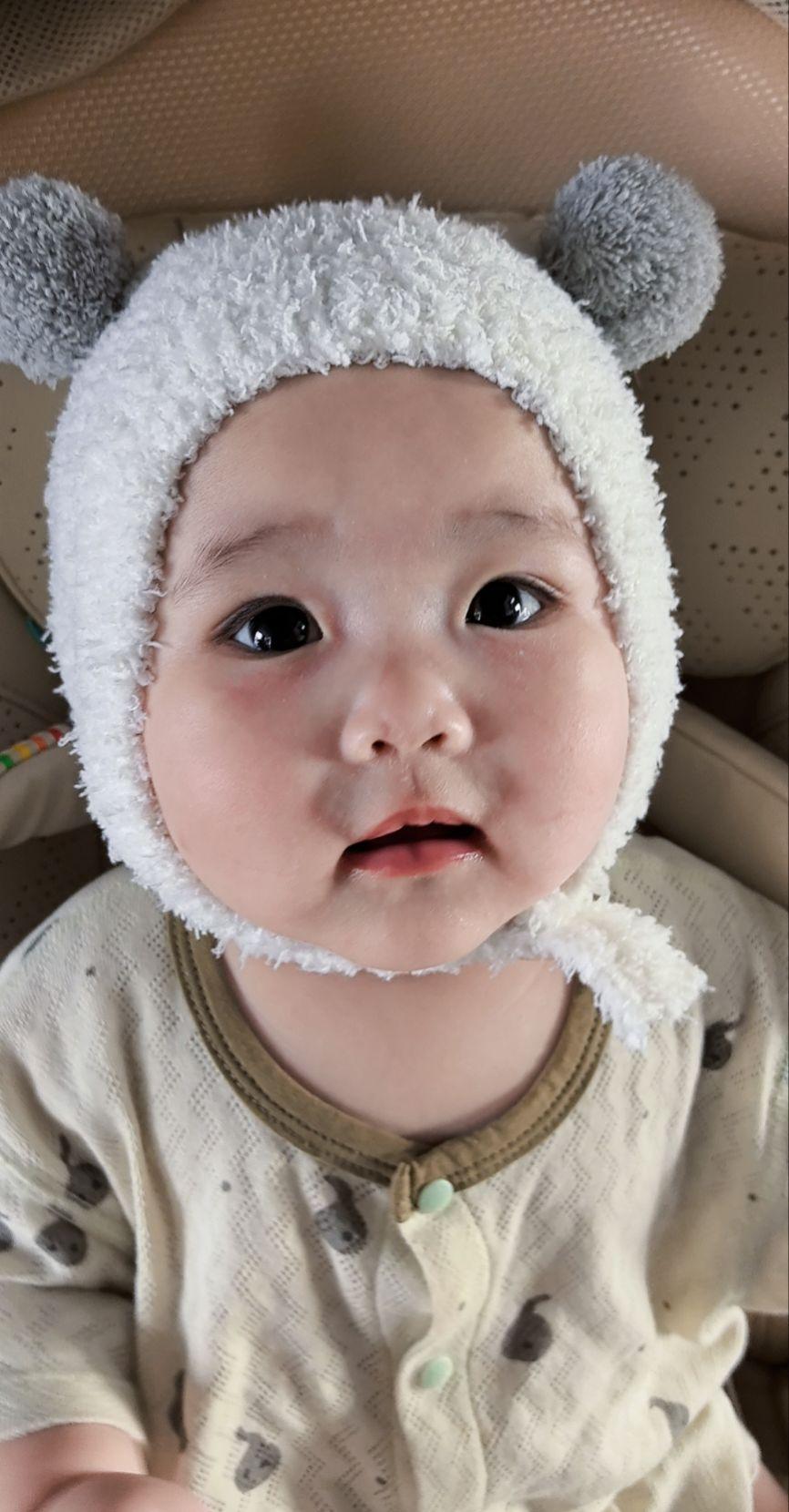 哟  这是谁家的显眼包呀，长得这么可爱，    哦原来是我家的   。