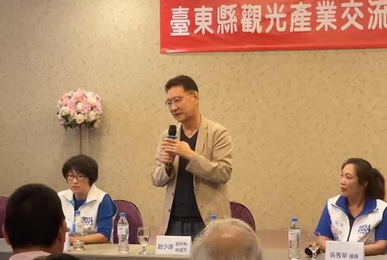 国民党副手候选人赵少康今天分别与台东观光业者及农民座谈时抛出两个观点：一是，他和