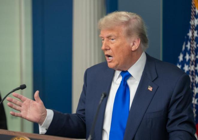 情况不妙！特朗普突然公开一项总统令，中国担忧的事，已变了现实。
 
特朗普突然在