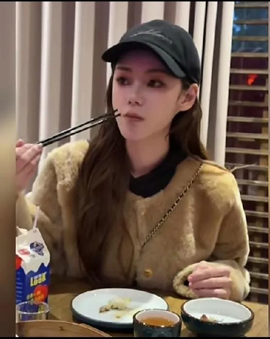 马筱梅怀孕了，反而越来越漂亮，
比以前好看了很多。
听生过小孩的女人说，怀女儿母